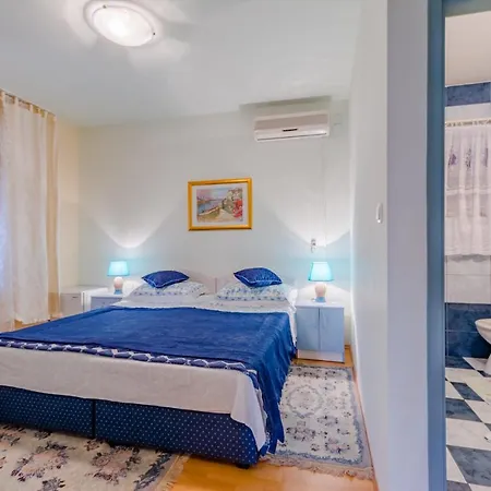 Guesthouse Rooms Split Bed & Breakfast Split