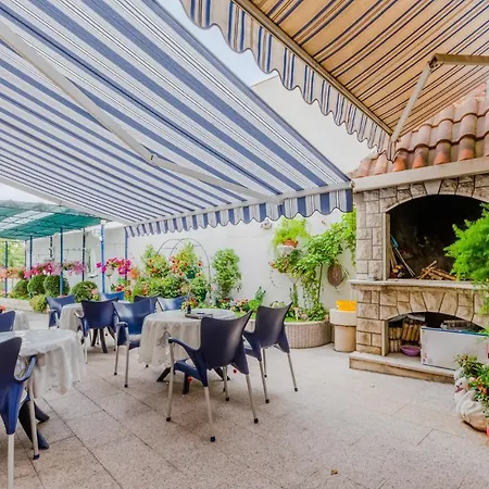 Guesthouse Rooms Split krevet i doručak