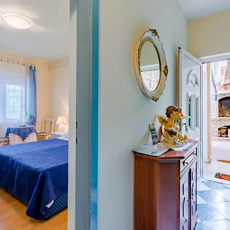 Guesthouse Rooms Split Bed & Breakfast Split