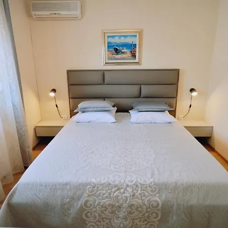 Guesthouse Rooms Split Bed and breakfast