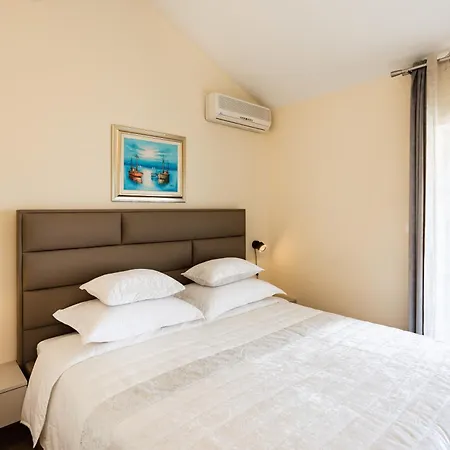 Guesthouse Rooms Split Bed & Breakfast 3*