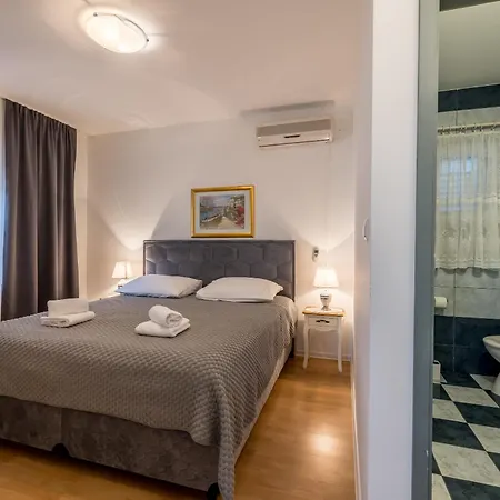 Guesthouse Rooms Split krevet i doručak