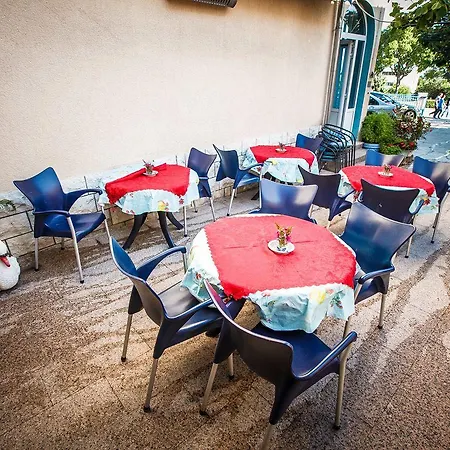 Guesthouse Rooms Split Bed and breakfast